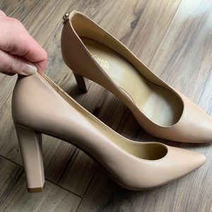 COPY - Michael Kors Abbi Flex Pumps in natural, size 7.5